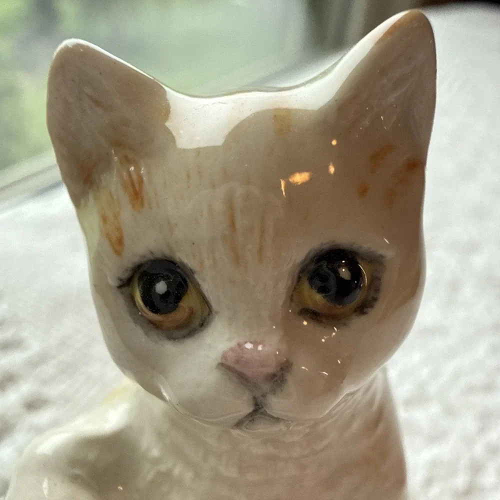 VTG Royal Doulton Cat Holding Slipper Figurine Retired 2.75